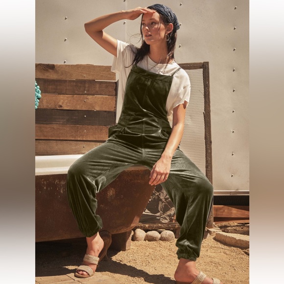 19 Fabulous Stretch Velvet Pleated Overall Jumpsuit - Picture 1 of 7